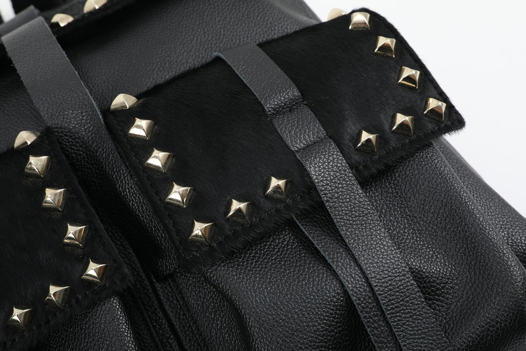 noEmosen(noE）马毛羊皮感超纤皮铆钉复古朋克街头通勤双肩包