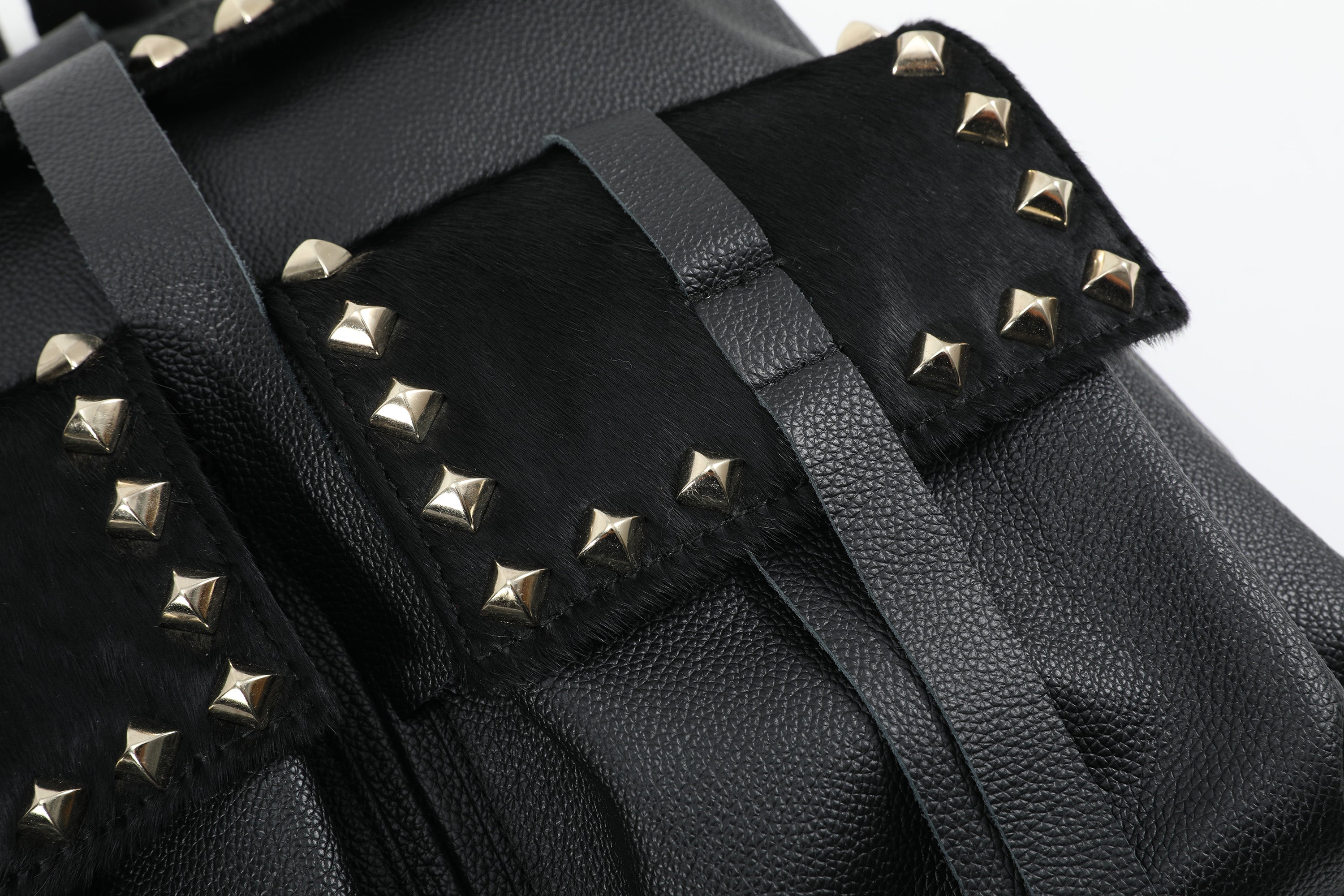 noEmosen(noE）马毛羊皮感超纤皮铆钉复古朋克街头通勤双肩包