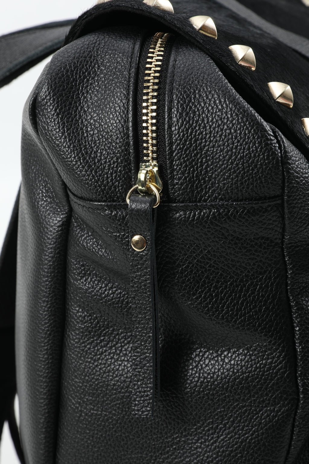 noEmosen(noE）马毛羊皮感超纤皮铆钉复古朋克街头通勤双肩包