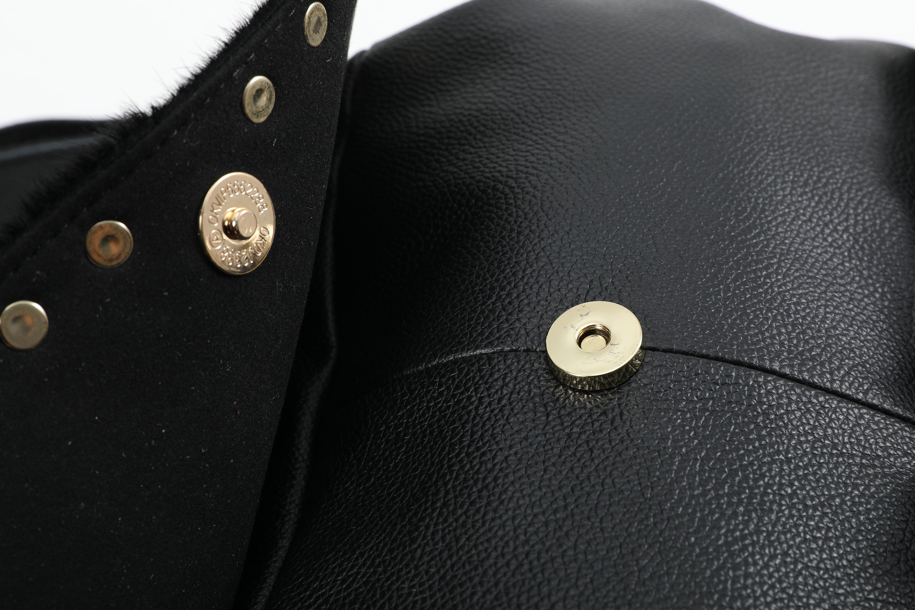 noEmosen(noE）马毛羊皮感超纤皮铆钉复古朋克街头通勤双肩包