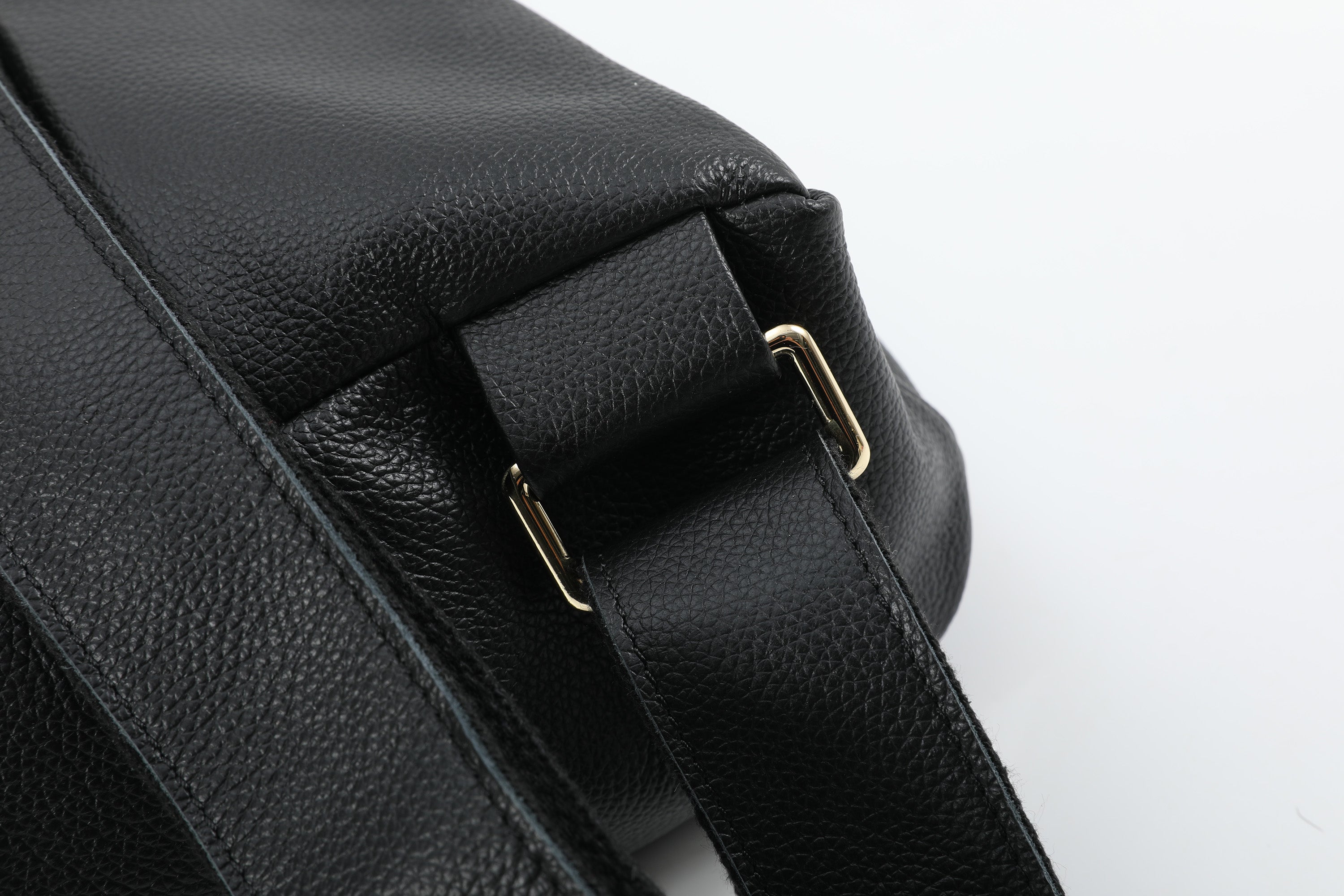 noEmosen(noE）马毛羊皮感超纤皮铆钉复古朋克街头通勤双肩包